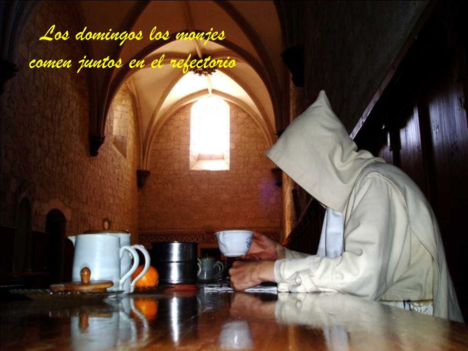 Los domingos los monjes comen juntos en el refectorio
