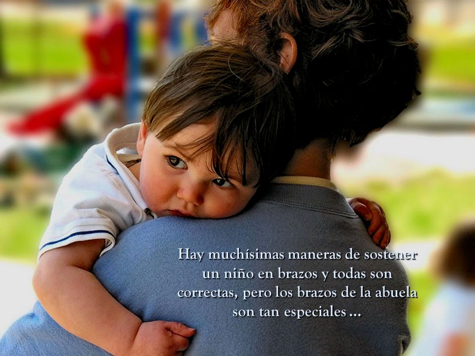 Hay muchísimas maneras de sostener un niño en brazos y todas son correctas, pero los brazos de la abuela son tan especiales …