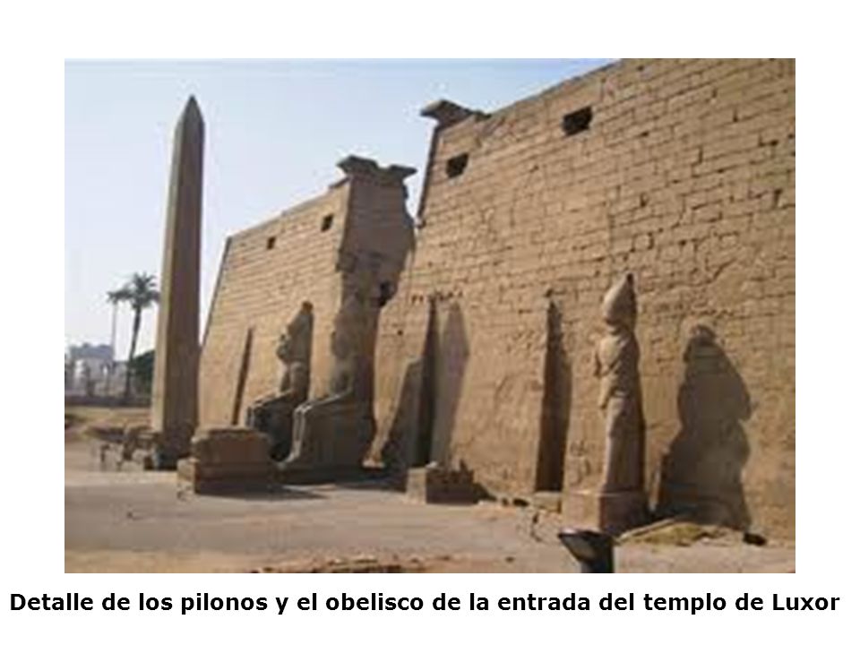 Detalle de los pilonos y el obelisco de la entrada del templo de Luxor