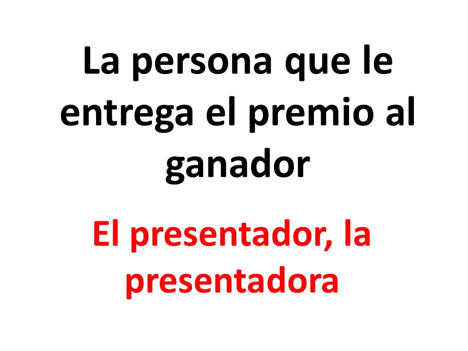 La persona que le entrega el premio al ganador